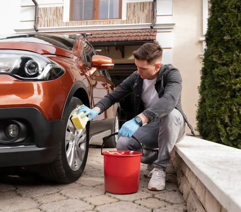Lavage auto à domicile Dreuilhe : professionnel intervenant sur un véhicule